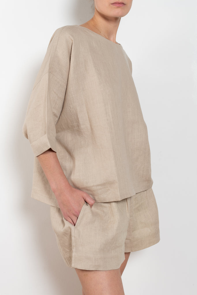The Shkip Shorts Linen by Suzie Kondi is an A-line shorts with an elastic waistband and roomy pockets. An easy, pull-on style.