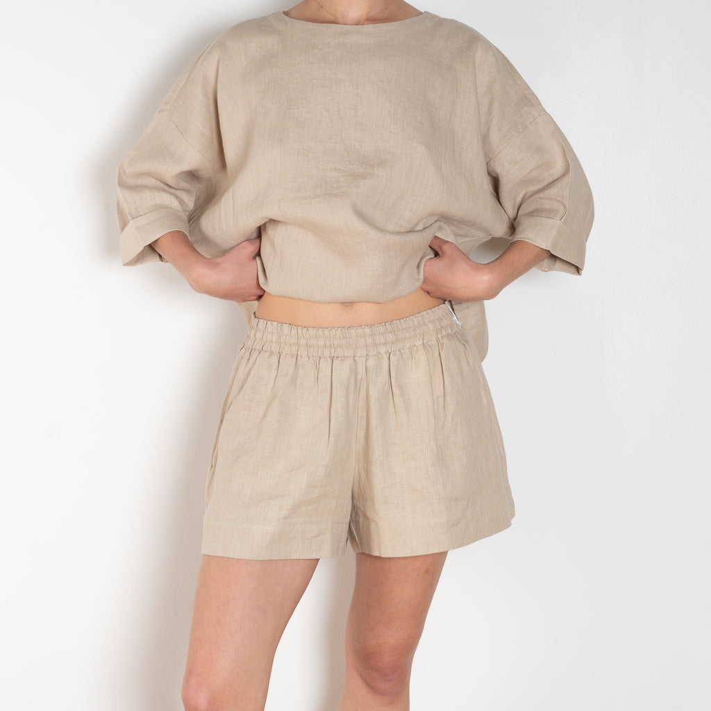 The Shkip Shorts Linen by Suzie Kondi is an A-line shorts with an elastic waistband and roomy pockets. An easy, pull-on style.