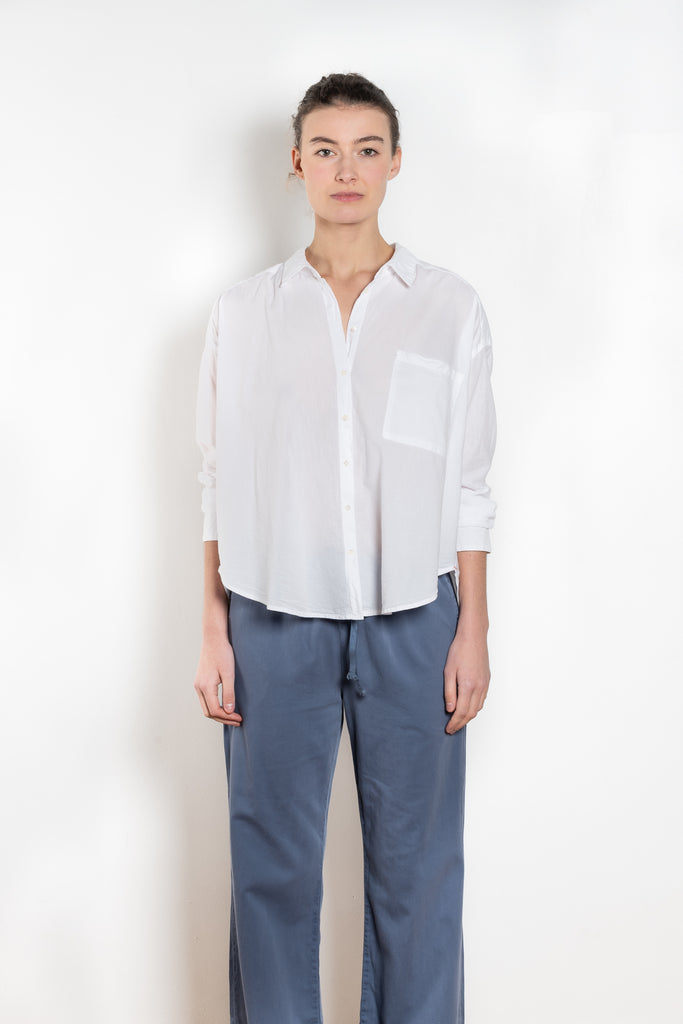 The Jordy Shirt by Xirena is an easy button-front shirt with a boxy fit, left chest pocket, and high low shirttail hem