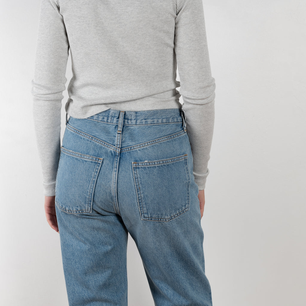 The 90's Jeans by Agolde is a mid-rise jeans designed to sit relaxed on the waist with an eased up fit through the body