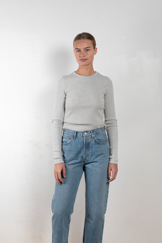 The 90's Jeans by Agolde is a mid-rise jeans designed to sit relaxed on the waist with an eased up fit through the body