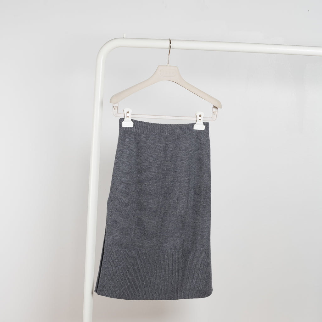 The Gabriella Skirt by Lisa Yang is a high waist skirt in a pure, organic, plain-knit cashmere with two side slits and can also be worn as a bustier top