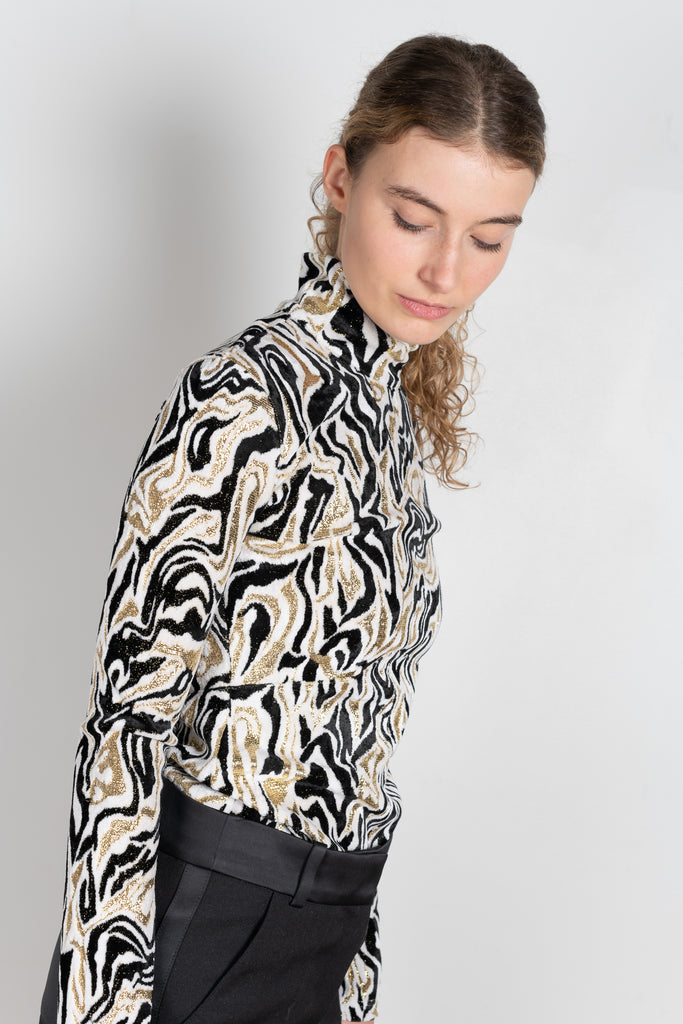 The turtleneck top by Paco Rabanne is a structured jacquard top in a black, gold and cream print