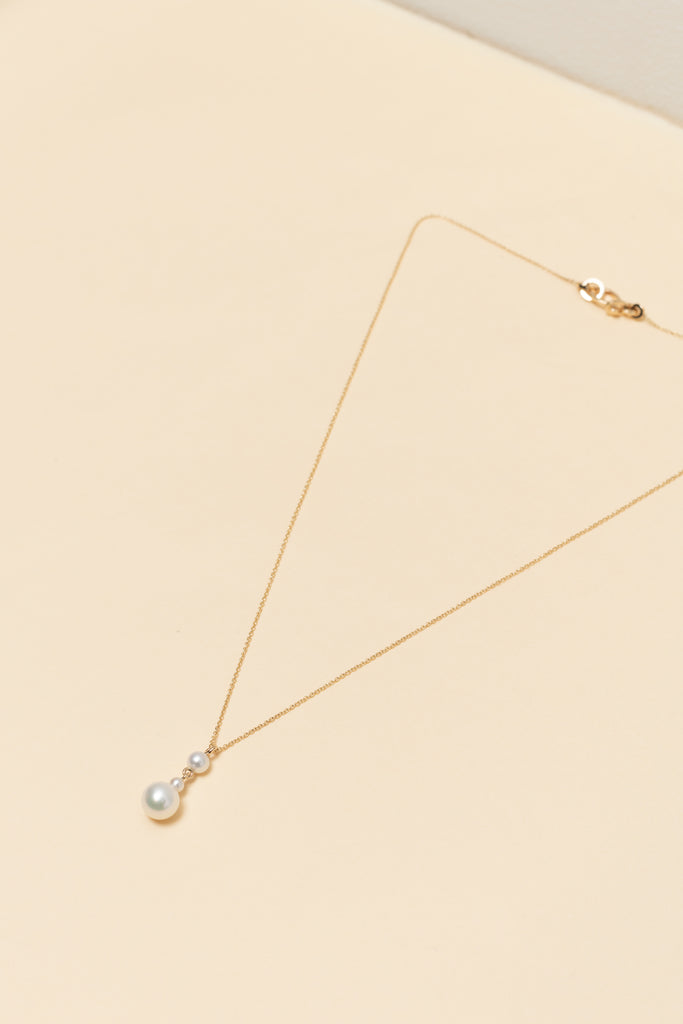 The Babylon Trois Necklace by Sophie Bille Brahe is a fine 14Kt Gold necklace with 3 freshwater pearls suspended in a pendant