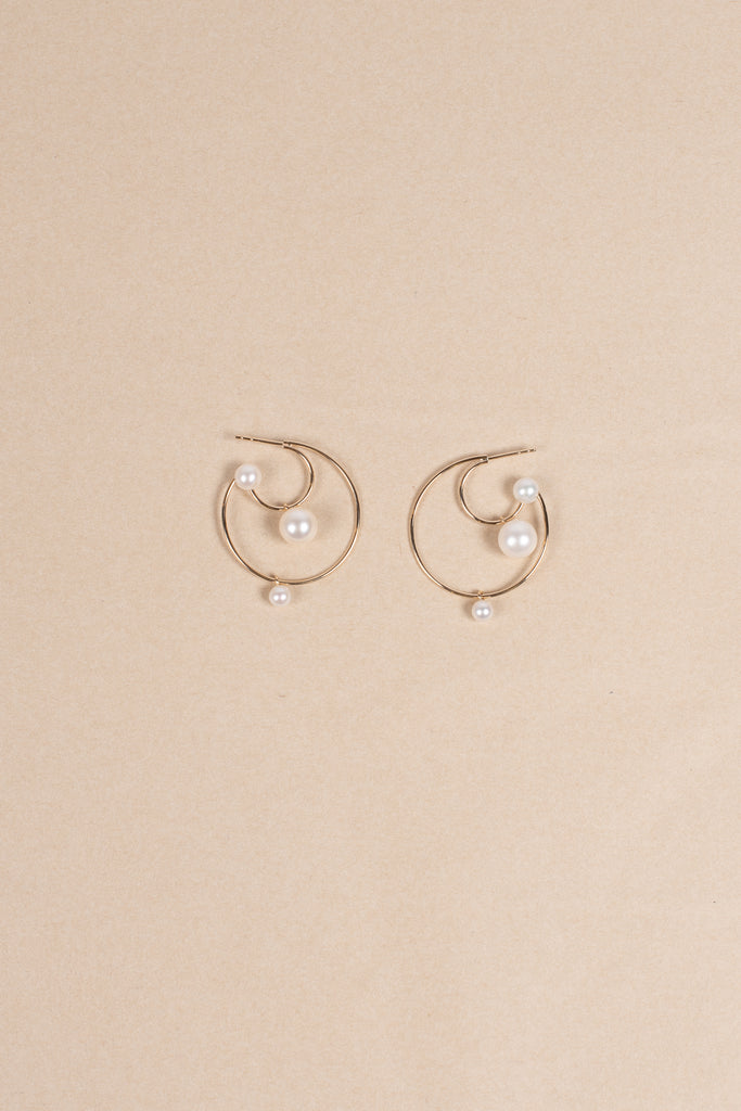 The Bain Perle Earring by Sophie Bille Brahe is a single hoop earring with several pearls, which captures Sophie Bille Brahe’s minimalistic sensibility and clean Scandinavian aesthetic