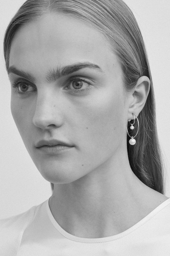 The Bain Perle Earring by Sophie Bille Brahe is a single hoop earring with several pearls, which captures Sophie Bille Brahe’s minimalistic sensibility and clean Scandinavian aesthetic