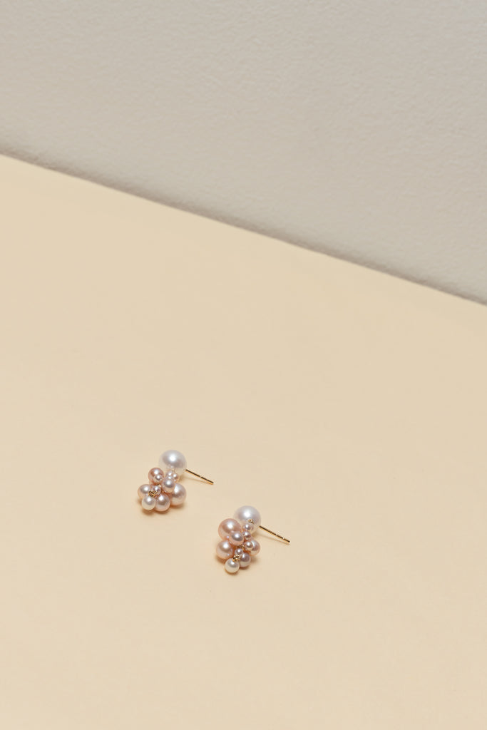 The Botticelli Earrings by Sophie Bille Brahe are a pair of 14Kt Gold earrings with pink and cream pearls of different sizes