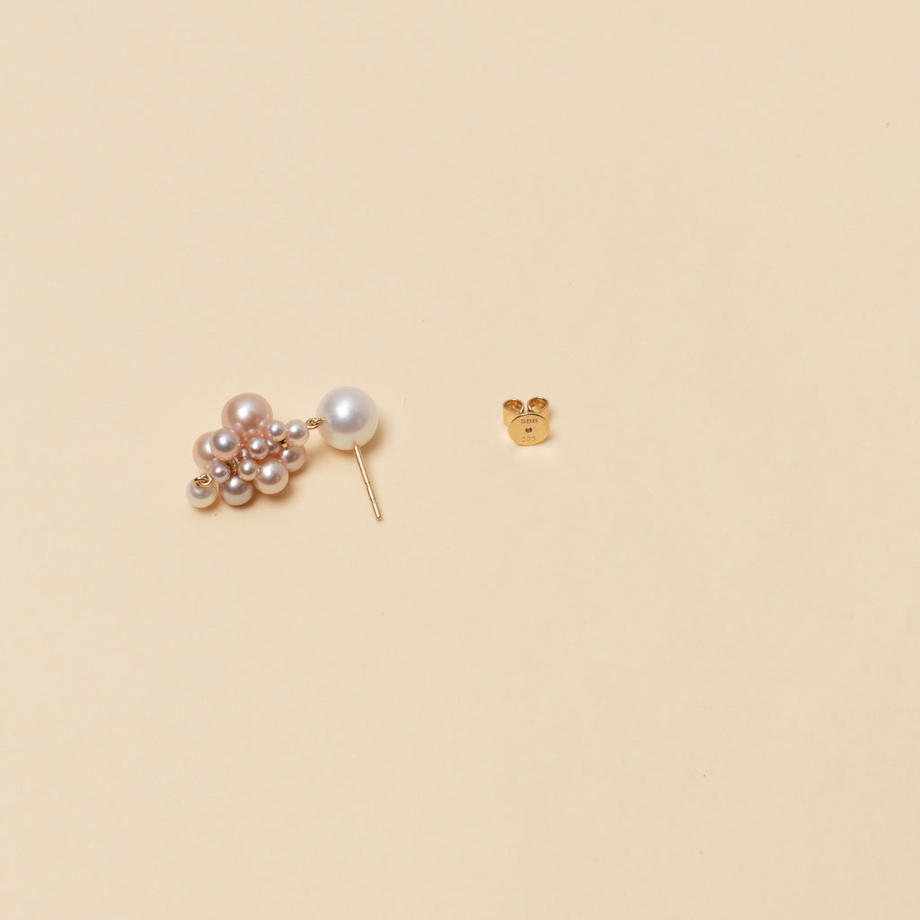 The Botticelli Earrings by Sophie Bille Brahe are a pair of 14Kt Gold earrings with pink and cream pearls of different sizes