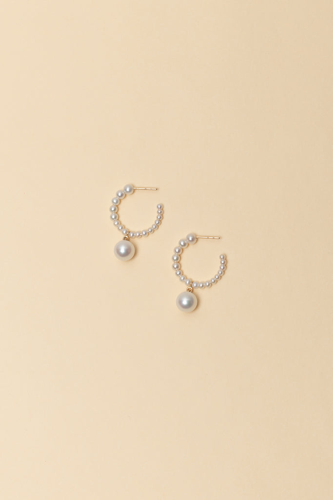 The Boucle Marco Perle Earrings by Sophie Bille Brahe are 14Kt Gold hoop earrings with freshwater pearls descending in size from the front to the back