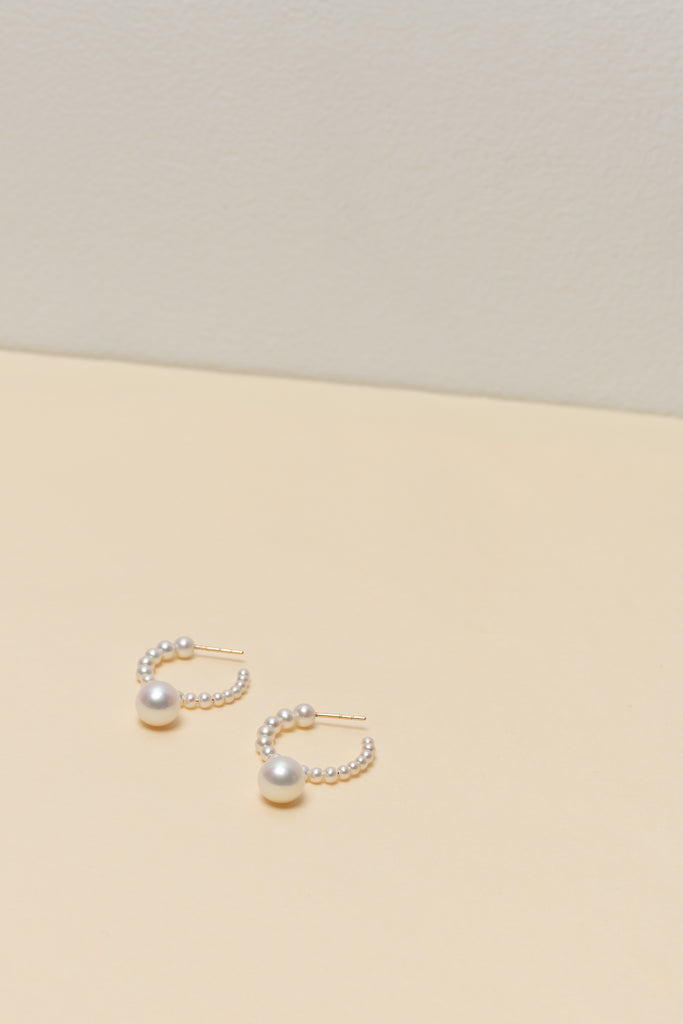 The Boucle Marco Perle Earrings by Sophie Bille Brahe are 14Kt Gold hoop earrings with freshwater pearls descending in size from the front to the back