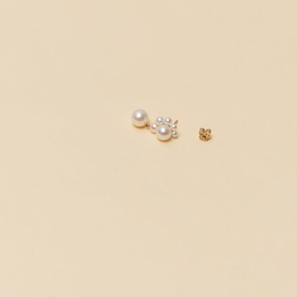 The Federico Pearl Earrings by Sophie Bille Brahe are small 14Kt Gold earrings with freshwater pearls and a single pendant pearl