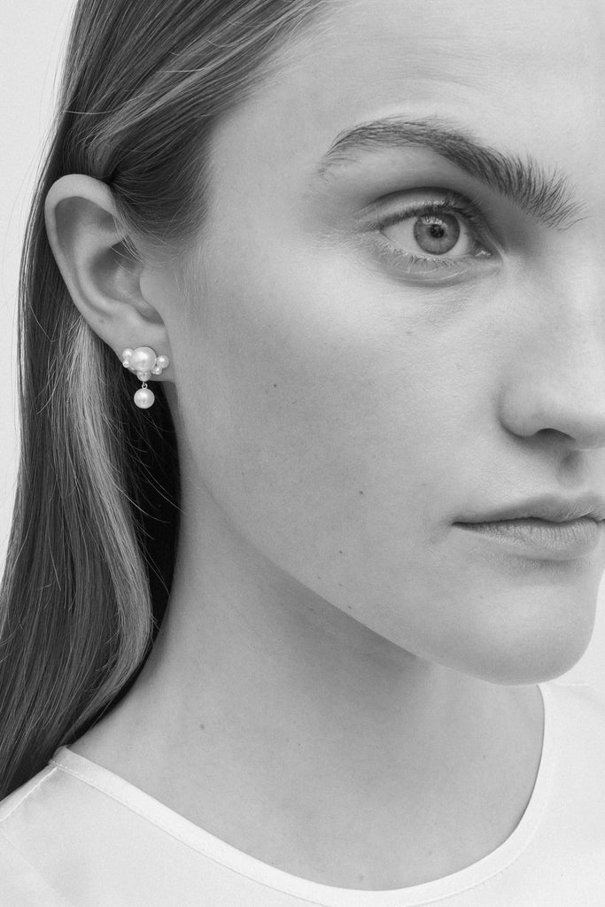 The Grande Chambre De perles Earring by Sophie Bille Brahe is a single pearl earring in 14K yellow gold with round freshwater pearls