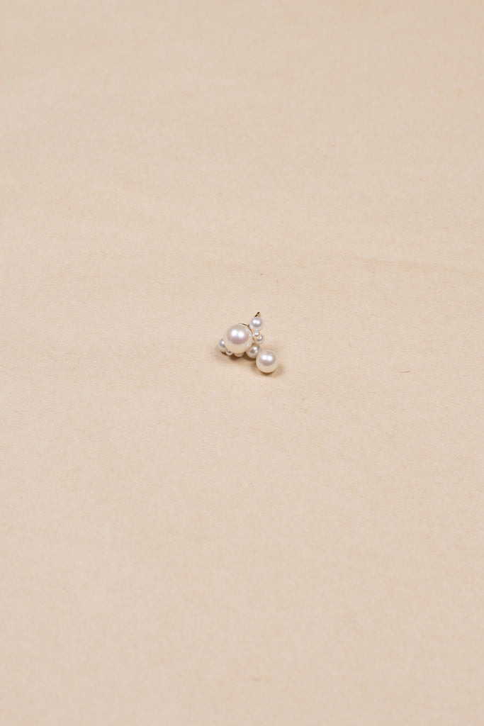 The Grande Chambre De perles Earring by Sophie Bille Brahe is a single pearl earring in 14K yellow gold with round freshwater pearls