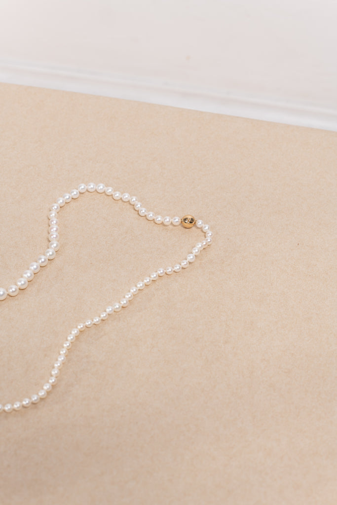 The Petite Peggy Perle Necklace is a longer version of the classic Petite Peggy Necklace with graduating sized Freshwater Pearls on an ancient Gold Lock