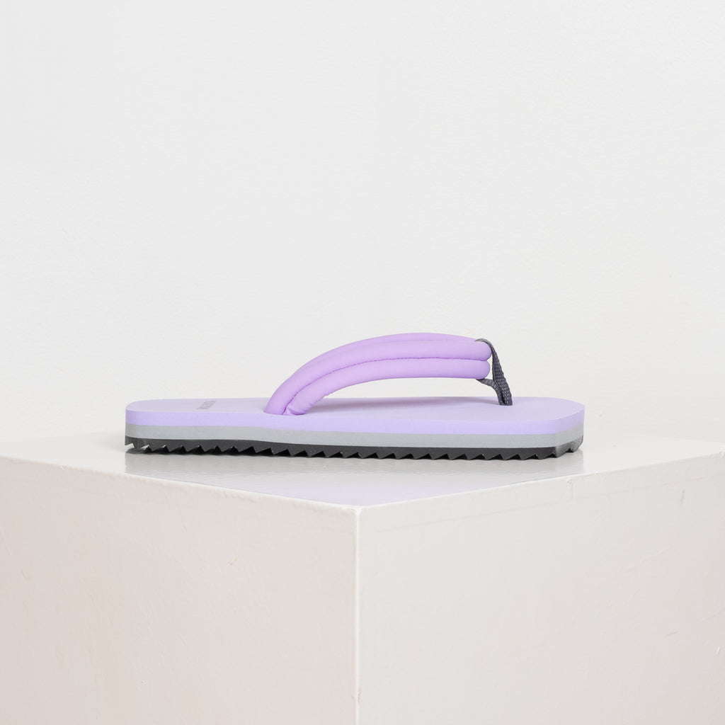 The Xigy Slides by Yume Yume are relaxed flip flop slides inspired by the iconic Japanese Geta shape