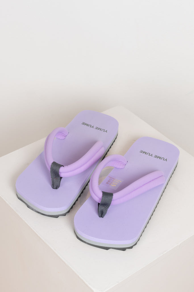 The Xigy Slides by Yume Yume are relaxed flip flop slides inspired by the iconic Japanese Geta shape