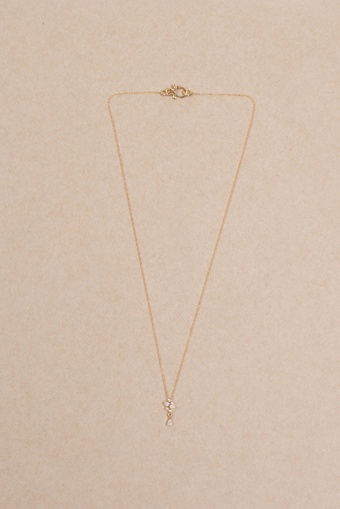 The Splash Diamant Necklace by Sophie Bille Brahe is a fine Necklace in 18K yellow gold with 0,17 ct Top Wesselton VVS diamonds varying in size featuring a pear shaped diamond drop